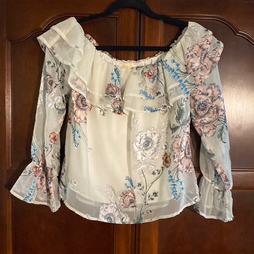 Beautiful crop top. Size small.